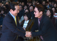 [포토] 악수 나누는 정세균-조희연