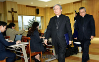 [포토] 기자회견장 나서는 김희중 한국천주교주교회의장