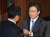 [포토] 대화하는 유승민 바른미래당 대표와 오신환 의원