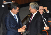 [포토] 본회의장에서 만난 김동연 부총리와 김동철 원내대표