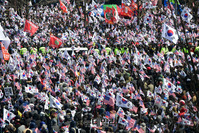 [포토] 광화문광장에 휘날리는 태극기와 성조기