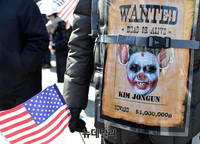 [포토] 피켓과 성조기든 시민