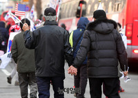 [포토] 삼삼오오 모여 '태극기-성조기' 들고 가두행진