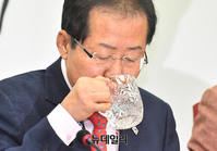 [포토] 물 마시는 홍준표 자유한국당 대표