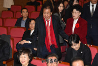 [포토] 입장하는 홍준표 자유한국당 대표