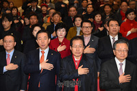 [포토] 국민의례 하는 홍준표-김성태