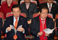 [포토] 자료 읽어보는 홍준표-김성태