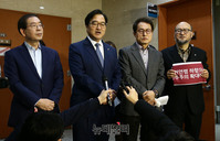 [포토] 기자들의 질문에 답하는 우원식-박원순-조희연