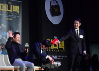 [포토] 감독에게 모형총 겨눈 오정세