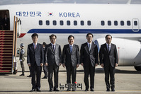 [포토] 특별기로 평양가는 대북특사 대표단