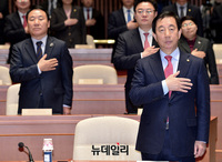 [포토] 의원총회서 국민의례 하는 김성태 
