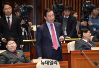 [포토] 본회의 앞서 의원총회 참석하는 김성태