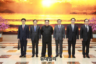 [포토] 기념촬영하는 김정은-대북특사단