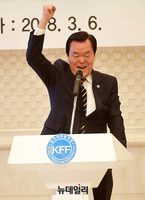[포토] 퇴임하는 김경재 총재 "자유총연맹 만세"