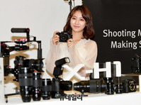 [포토] 미러리스 카메라 든 공승연