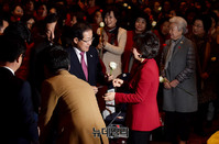 [포토] 햐얀 장미 받아든 홍준표 자유한국당 대표