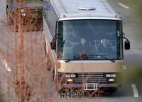 [포토] 경의선 육로로 입경하는 북한선수단