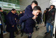 [포토] 버스에 오르는 北동계패럴림픽 참가선수