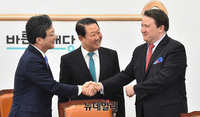 [포토] 악수하는 유승민 바른미래당 대표와 마크내퍼 주한 美 대사 대리