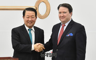 [포토] 악수 나누는 박주선 대표와 마크내퍼 美 대사 대리
