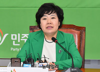 [포토] 청와대 오찬 관련 브리핑하는 조배숙 민주평화당 대표가