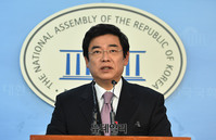 [포토] 현안관련 브리핑 하는 홍지만 자유한국당 대변인