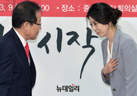 [포토] 홍준표 대표에게 인사하는 배현진