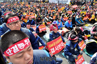 [포토] 지엠 군산공장 폐쇄 철회 주장하는 금속노조