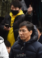 [포토] 안희정 검찰출석, 일부 시민 손가락 욕설로 항의