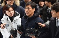 [포토] 검찰 조사실로 향하는 성폭행 피의자 안희정