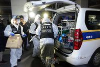 [포토] '조민기 사망' 증거품 옮기는 과학수사대
