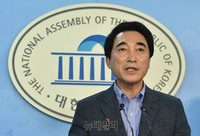 [포토] 내연녀 공천의혹 관련 해명 기자회견 하는 박수현 예비후보