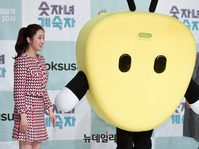 [포토] 캐릭터인형 도와주는 전혜빈