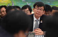 [포토] 하도급법 관련 질문에 답하는 김상조 공정거래위원장