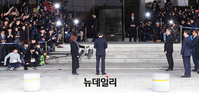 [포토] 검찰 포토라인에 선 이명박 전 대통령