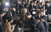 [포토] 검찰청사 안으로 향하는 이명박 전 대통령