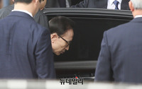 [포토] 차량에서 내리는이명박 전 대통령