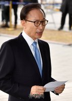 [포토] 검찰출석한 이명박 전 대통령 밝힌 입장문(전문)