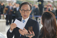 [포토] 질문에 답하는 이명박 전 대통령