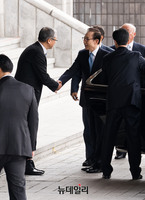 [포토] 검찰 관계자와 악수하는 이명박 전 대통령