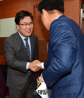 [포토] 면접실로 향하는 이재만 한국당 대구시장 예비후보