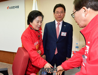 [포토] 악수하는 김영선-남유진