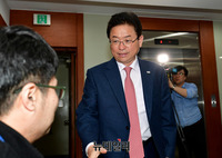 [포토] 면접장 들어서는 이철우 예비후보