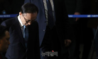 [포토] 담담한 표정으로 검찰청사 떠나는 이명박 전 대통령