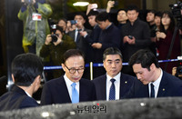 [포토] 취재진 뒤로하고 귀가하는 이명박 전 대통령