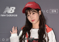 [포토] 아이유, 사랑스러운 손인사