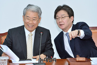 [포토] 대화 나누는 유승민-김동철