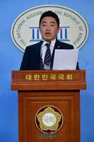 [포토] 현안 브리핑하는 강훈식 민주당 원내대변인