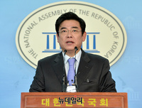 [포토] 현안 브리핑 하는 홍지만 자유한국당 대변인