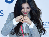 [포토] 남성팬들 환호성에 수줍게 내민 아이린 손하트